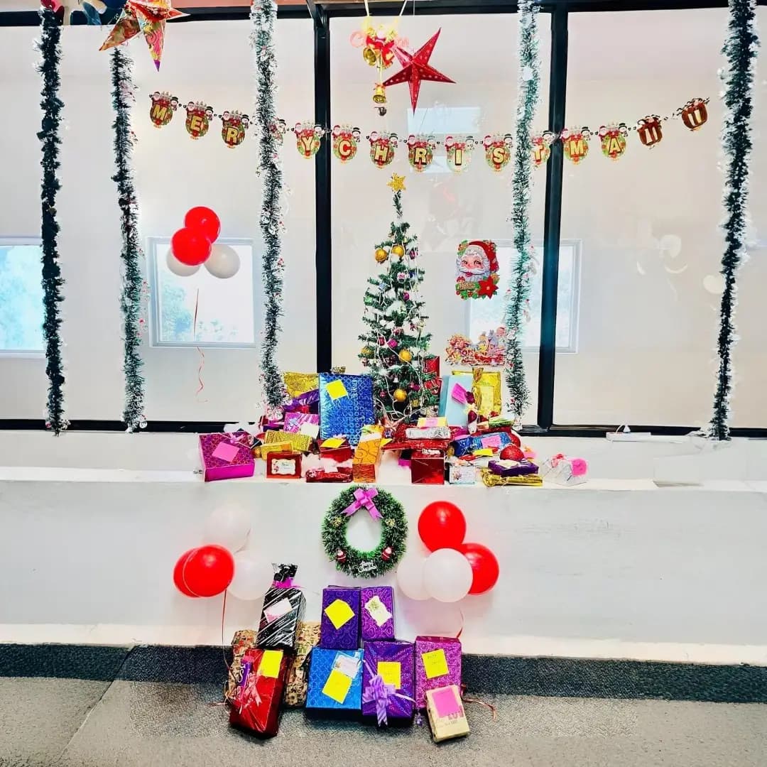 Stylish Office Decoration for Christmas