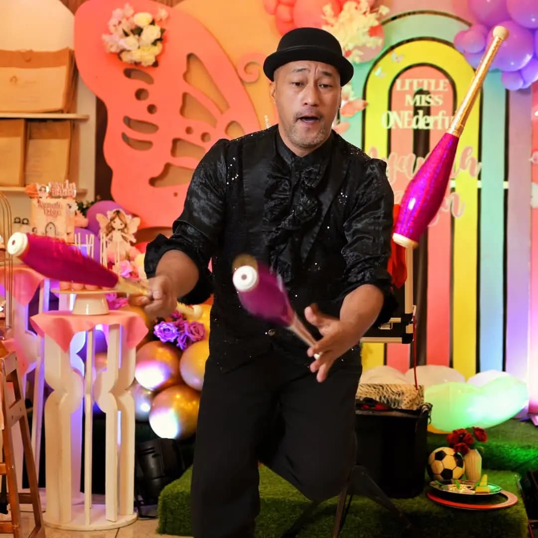 Magician performing at a kids birthday party in Dubai — photo 7