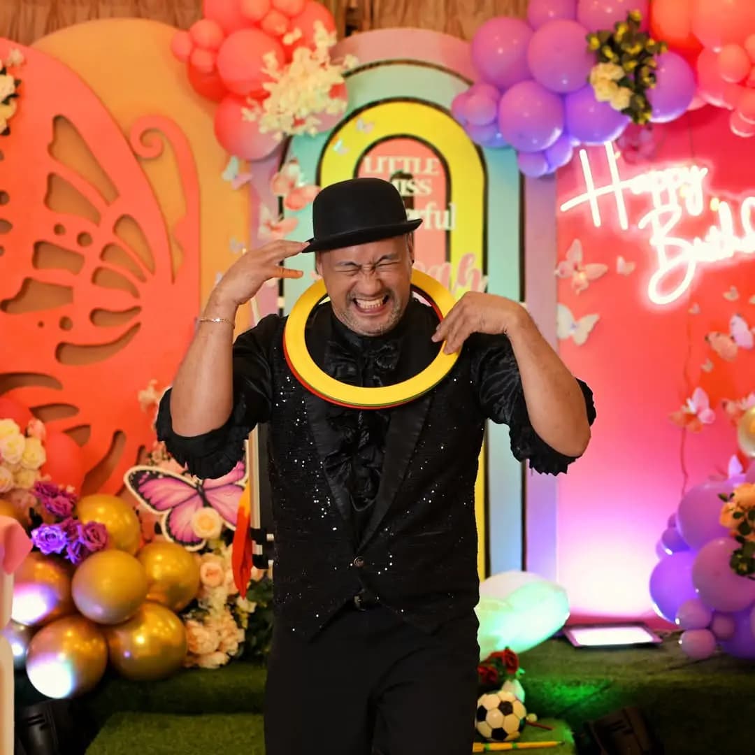 Magician performing at a kids birthday party in Dubai — photo 8