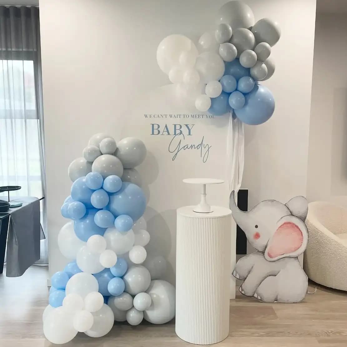 Baby welcome decoration in hospital room with balloon arch and name board
